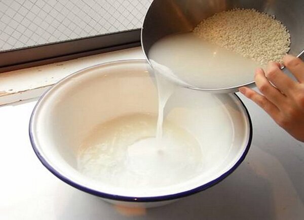 rửa mặt bằng nước vo gạo