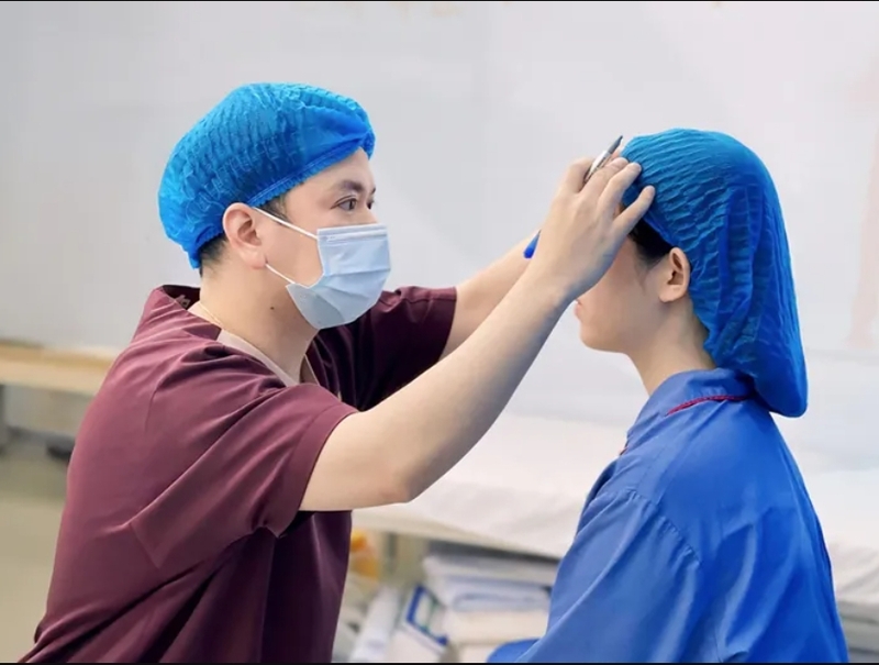 Tái khám giúp bác sĩ theo dõi quá trình lành thương và xử lý sớm dấu hiệu bất thường. 