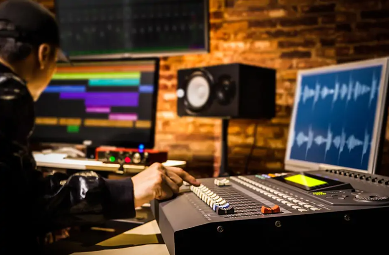 Vai trò của nhà sản xuất âm nhạc (Music Producer) là người thổi hồn vào các nhạc cụ để tạo ra một bản phối hoàn chỉnh.