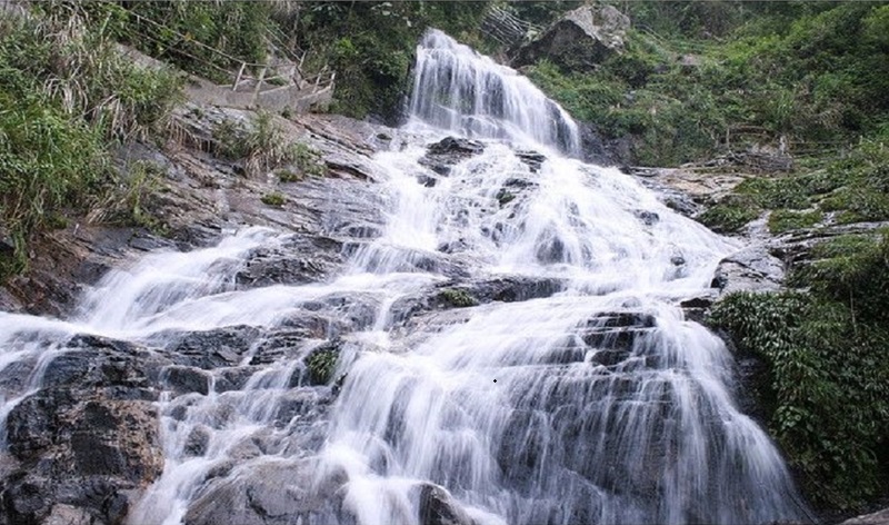 Thác Bạc đổ xuống từ núi cao, mang đến vẻ đẹp hoang sơ và kỳ vĩ.