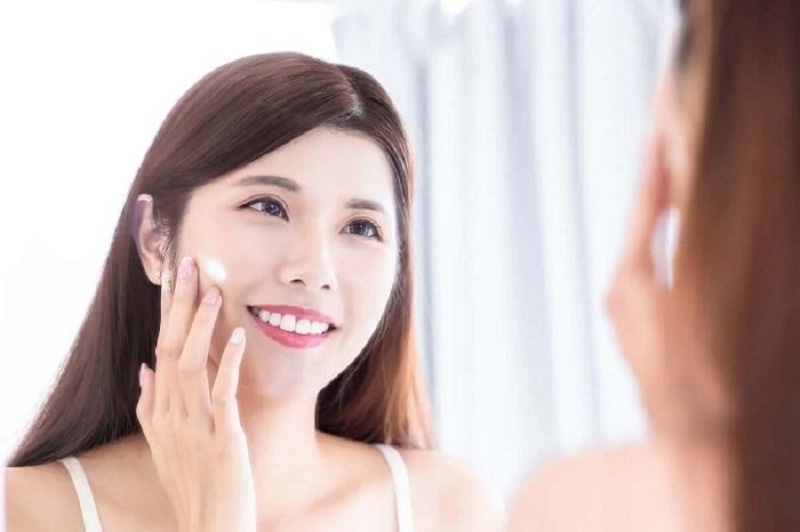 Sử dụng gel dưỡng ẩm mỏng nhẹ giúp cân bằng độ ẩm và hạn chế tiết dầu nhờn.