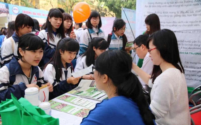 Nhiều học sinh và phụ huynh tìm hiểu học kinh tế ra làm gì để định hướng ngành học và công việc tương lai. 