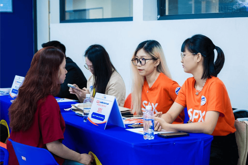 Sinh viên kinh tế nên xây dựng lộ trình học tập, thực tập và rèn kỹ năng từ sớm để dễ tìm việc sau khi ra trường. 