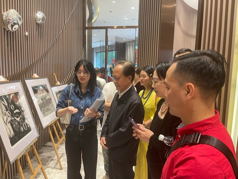 Hội họa là phương tiện giúp con người truyền tải thông điệp, cảm xúc và phản ánh xã hội qua các thời kỳ. 