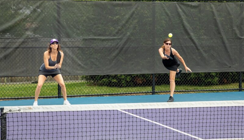 Người mới chơi pickleball thường mắc lỗi giao bóng quá mạnh, đứng sai vị trí hoặc chưa hiểu rõ quy tắc kitchen. 