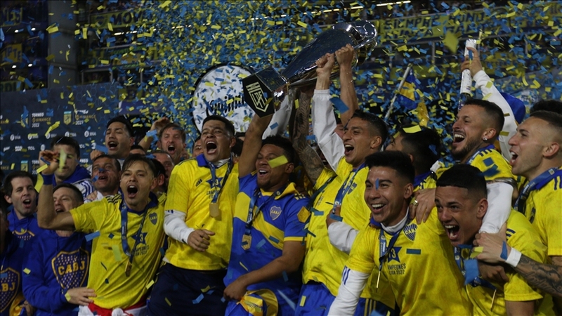 Boca Juniors nổi tiếng với màu xanh - vàng, sân La Bombonera cuồng nhiệt và tinh thần thi đấu máu lửa. 