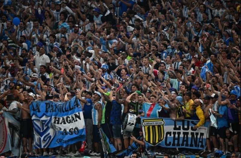 Cổ động viên Argentina xem bóng đá như một phần căn tính, gắn với gia đình, khu phố và niềm tự hào câu lạc bộ. 
